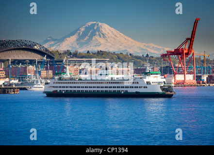 US-Bundesstaat Washington Fähre im Hafen von Seattle mit Mount Rainier in der Ferne Stockfoto