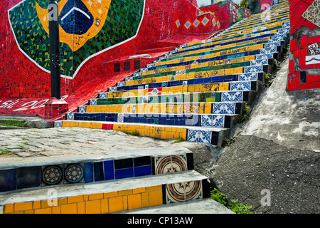 Blick auf Selaron Treppe (Escadaria Selarón), ein buntes Mosaik Fliesen Treppe, in Rio De Janeiro, Brasilien. Stockfoto