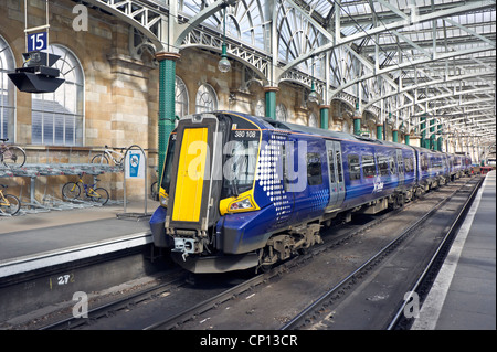 Neue Scotrail Class 380 EMU in Glasgow Central Station am Bahnsteig 15 Stockfoto