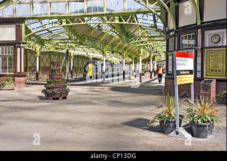 Innere des Wemyss Bay Railway Station in Wemyss Bay Inverclyde Schottland mit neuen Klasse 380 DMU am Bahnsteig Stockfoto