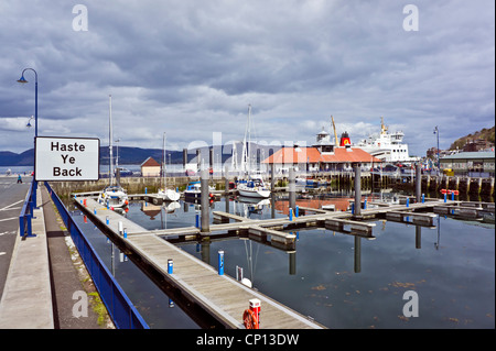 Rothesay Caledonian Macbrayne Pier Bereich und innere Becken auf der Insel Bute in Schottland mit M/V Bute und "Eile Ye zurück" unterzeichnen Stockfoto