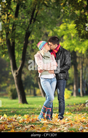 Ein liebendes Paar küssen im Park im Herbst Stockfoto