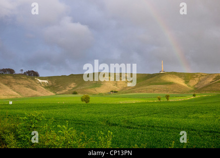 Regenbogen über dem Cherhill White Horse und Lansdowne Monument in Oldbury Castle, eine Eisenzeit Burgberg entlang der Wessex Ridgeway. Stockfoto