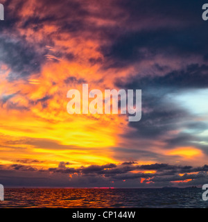 Sonnenuntergang über der Andamanensee in Thailand Stockfoto