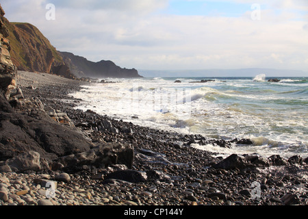 Wellen mit der Flut an Sandymouth Strand, Cornwall Stockfoto