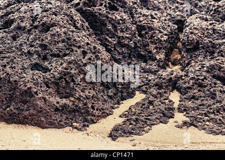 Felsen und Sand am Ufer, Thailand, Nahaufnahme Stockfoto