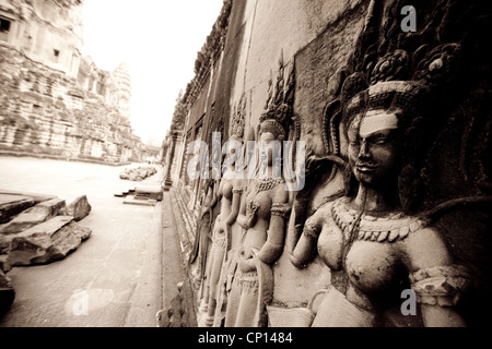 Reliefs der Apsaras an den Wänden der Tempel von Angkor Wat, Siem Reap, Kambodscha Stockfoto