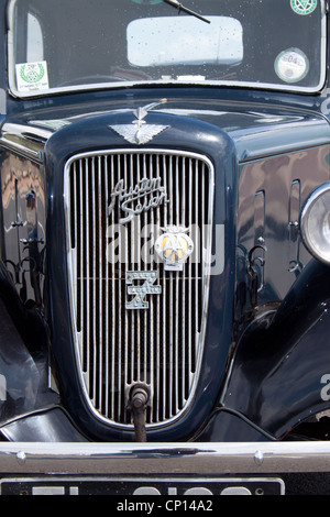 Der Frontgrill eines Austin 7 mit AA-Emblem Stockfoto