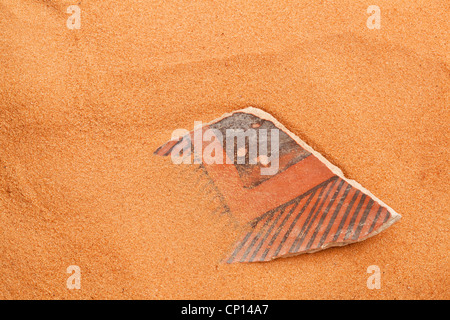 alten Anasazi Tonwaren Shards in roten Wüstensand begraben Stockfoto