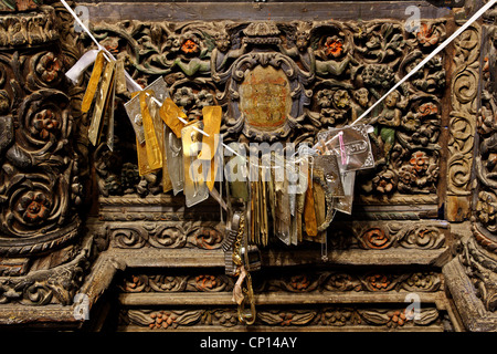 Angebote auf der Ikonostase in Kloster Panagia Agiogalousaina, Agio Gala Dorf, Chios Insel, Ägäis, Griechenland Stockfoto