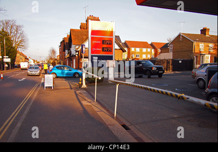 Benzin-Warteschlange - Sainsbury's Tankstelle Stockfoto