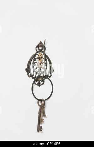 Antike Schlüsselhalter mit drei Skelett Schlüssel auf einen schwarzen Ring. Weißen Hintergrund. Stockfoto