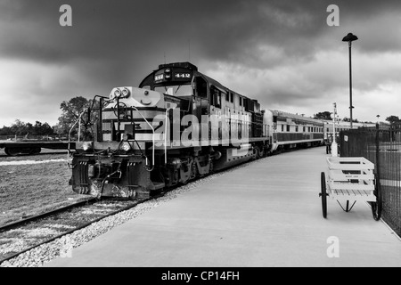 1960 Alco Diesel Lokomotive Nummer 442 im aktiven Einsatz bei Austin & Texas Central Railroad in Austin, Texas. Stockfoto