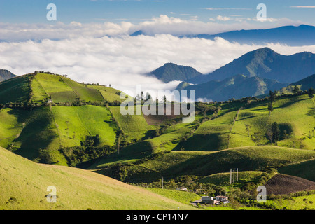 Blick von Nono-Mindo Straße durch Berglandschaften und Bauernhöfe in westlichen Anden in Ecuador in Höhenlagen über 11.000 Fuß. Stockfoto