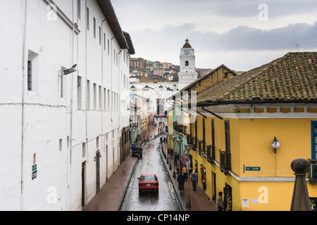 Straßenszene in Old Town, Quito, Ecuador - im Regen. Quito ist in einem Regenwald so Regen zu rechnen ist. Stockfoto