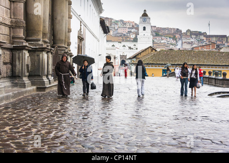 Franziskaner am "San Francisco Platz" oder "Plaza San Francisco" in der Altstadt, Quito, Ecuador - Wandern in den Regen. Stockfoto