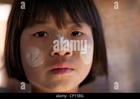 Porträt eines jungen Mädchens in das Dorf von Kalaw, Burma Myanmar. Sie trägt einen traditionellen Haut Make up namens Thanaka. Stockfoto