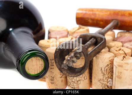 Ältere Korkenzieher liegt auf einige Korken neben einer Weinflasche Stockfoto