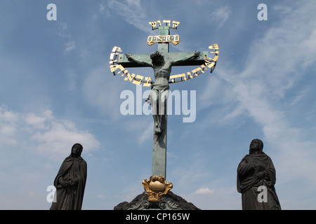 Gekreuzigten Christus-Statue auf Charles Bridge Prag, Stockfoto