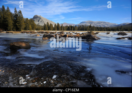 Gefrorene Tuolumne River und Lembert Dome im Winter, Tuolumne Meadows, Yosemite National Park Stockfoto