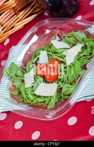 Frischer Salat mit Bresaola-Schinken und parmesan Stockfoto