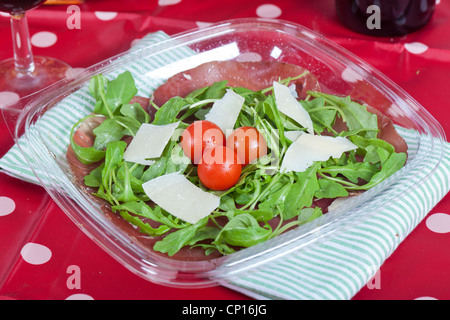 Frischer Salat mit Bresaola-Schinken und parmesan Stockfoto