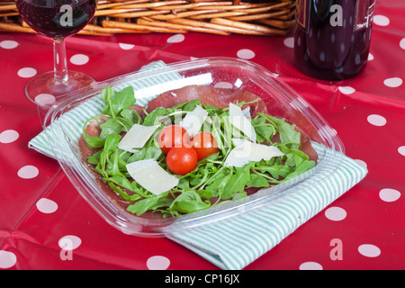 Frischer Salat mit Bresaola-Schinken und parmesan Stockfoto