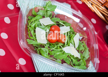 Frischer Salat mit Bresaola-Schinken und parmesan Stockfoto