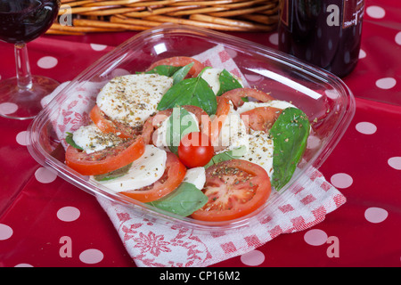 Frische italienische Caprese-Salat mit Mozzarella, Tomaten und Basilikum Stockfoto