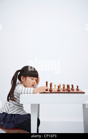 Ein Mädchen spielen Schachspiel Stockfoto