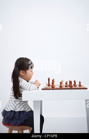 Ein Mädchen spielen Schachspiel Stockfoto