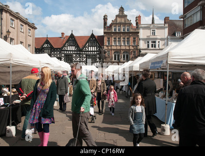 Wochenmarkt auf dem Platz in der historischen Stadt Shrewsbury, außerhalb der Tudor-Ära alte Markthalle Stockfoto