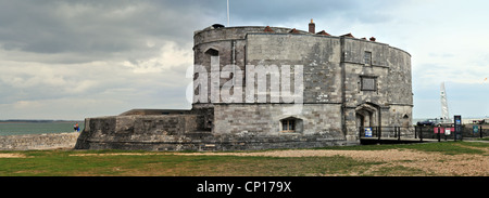 Calshot Schloß am Southampton Water, Hampshire, UK. In der Regierungszeit von Heinrich VIII. als Teil einer Kette von Küstenforts gebaut. Stockfoto