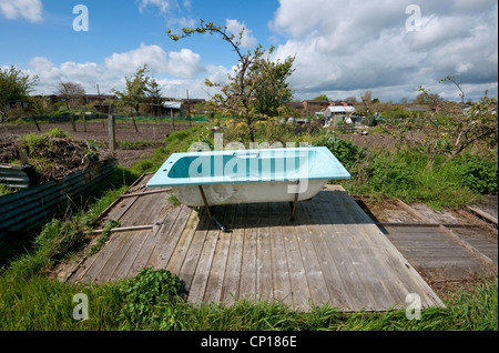 Badezimmer Badewanne in städtischen Kleingarten, Norwich, Norfolk, England Stockfoto