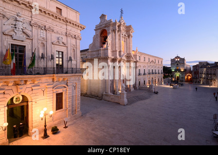 Syrakus. Sizilien. Italien. Insel Ortygia. Piazza del Duomo. L-R; Municipio, Dom, Kirche Santa Lucia Alla Badia. Stockfoto