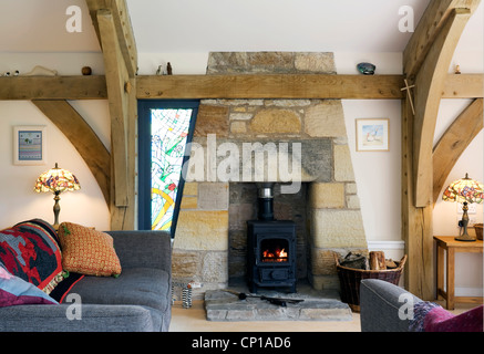 Behauenen Stein Kamin mit Glasfenster auf Holz gerahmt Bruce Hütten, Fife Stockfoto