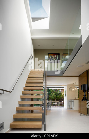 Offene Treppe im Privathaus, Worsley, Salford, Greater Manchester, England, UK. Stockfoto