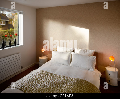 Schlafzimmer, Bett, Nachttisch, Buch, Kerze im Inneren, Stillleben