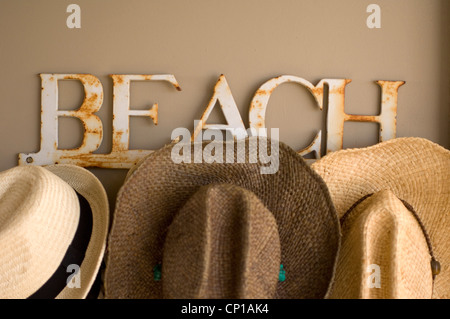 Strand-Zeichen und Strohhüte Stockfoto
