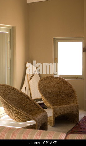 Wicker Sessel in einem Strandhaus Stockfoto