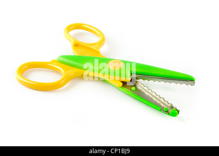 Gelbe und grüne Kunststoff Schere über weiß Stockfoto