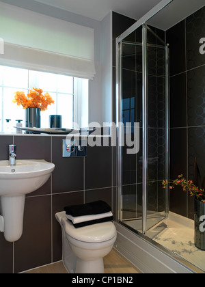 Badezimmer mit Ziehharmonika Duschtür in Showhome der neuen Wohnsiedlung in Uckfield Stockfoto