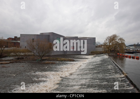 weiße Wasser läuft über Wehr am Fluss Calder der Front- und Erhebungen von The Hepworth Wakefield, Stockfoto