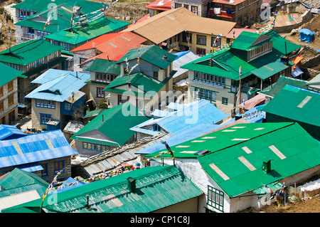 Blick auf die bunten Dächer von Namche Bazar, einer kleinen Stadt auf dem Weg zum Everest base Camp in Nepal. Stockfoto