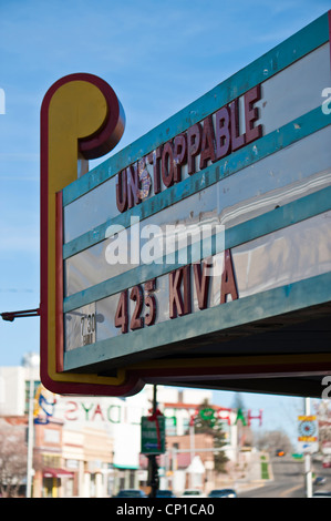 Ansicht des Portikus des heruntergekommenen Kinos auf der Hauptstraße in Las Vegas, New Mexico. Stockfoto