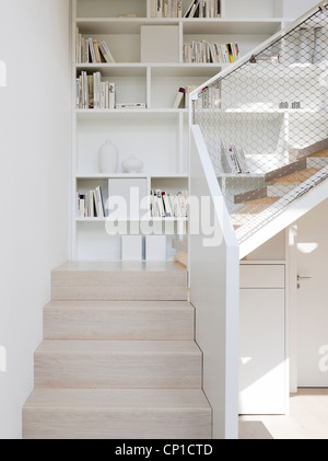 Innenansicht des Licht-Activ-Haus, das Treppenhaus und errichten-im Bücherregal, Hamburg Stockfoto
