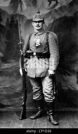 Militär, Deutschland, Infanterie, Soldat des 1. Rheinischen Infanterieregiments 'von Luetzow' Nr. 25 in schwerer Marschordnung, Aachen, 1914, Zusatzrechte-Freilichtungen-nicht vorhanden Stockfoto