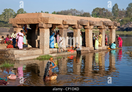 Inder, Baden im Fluss Tungabhadra. Hampi. Indien Stockfoto