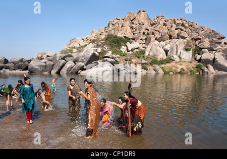 Indische Frauen Baden im Fluss Tungabhadra. Hampi. Karnataka. Indien Stockfoto