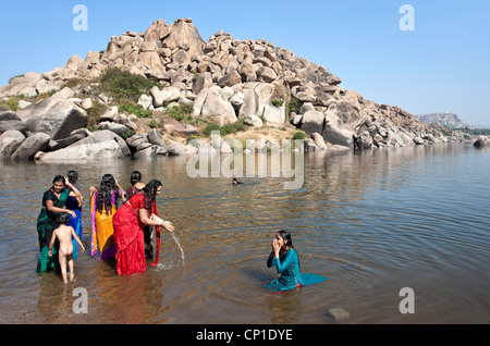 Frauen Baden im Fluss Tungabhadra. Hampi. Karnataka. Indien Stockfoto